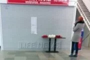 Люди приносят цветы и мягкие игрушки в аэропорт Ростова-на-Дону