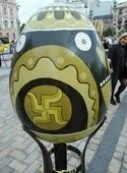 В центре Киева установили гигантское пасхальное яйцо со свастикой