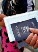 Переселенцев в Украине снова обязали ставить печати на справках переселенцев в миграционной службе