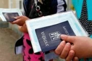 Переселенцев в Украине снова обязали ставить печати на справках переселенцев в миграционной службе